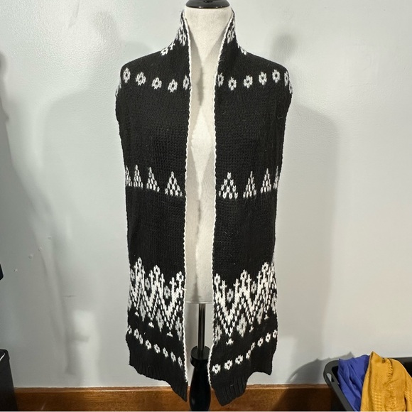 Old Navy Black and White Reversible Knit Scarf - Picture 3 of 6